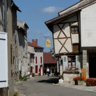 Средневековая деревня Шарру (Charroux) во Франции. Началось с Бурбонов…